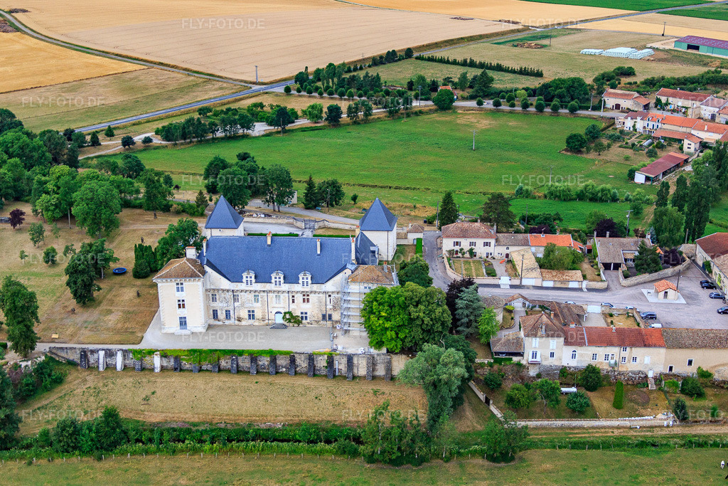 Luftbild: Château de Montbras in Montbras im Bundesland Meuse in Frankreich. – Foto: IMG_083573.jpg vom 13.07.2015 durch Werner Riehm/FLY-FOTO.de – Auflösung des Originals: 5240 x 3493 px – Le Chateau de Montbras vous accueille dans la Meuse