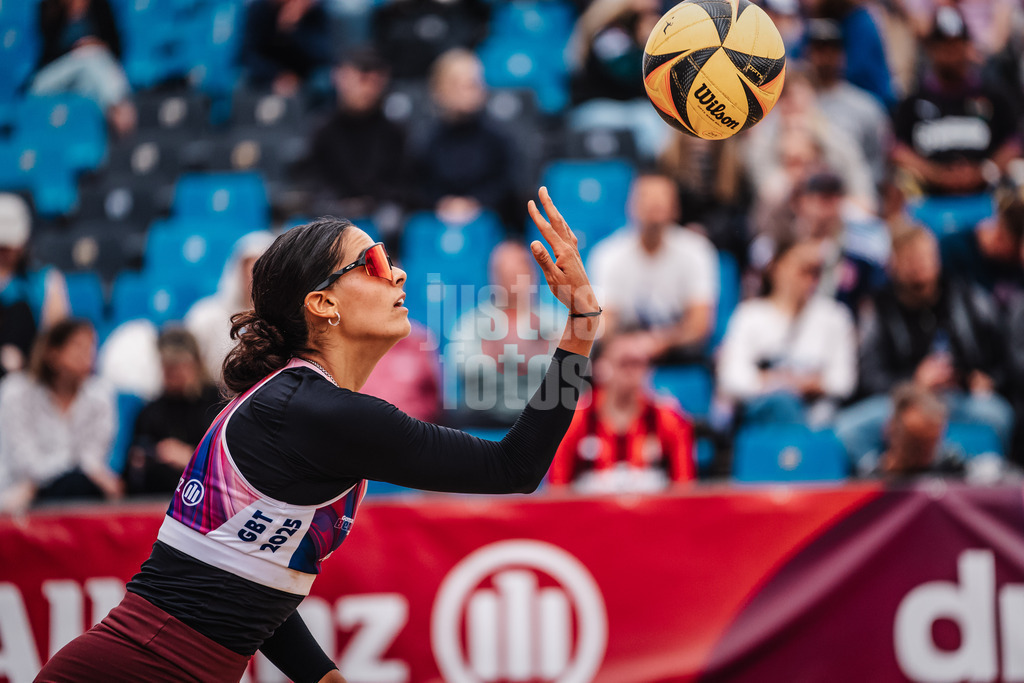 Beachvolleyball | Frauen | Allianz German Beach Tour 2025 | Tourstop Hamburg | 30.05.2025 | Shana Zobrist beim Aufschlag