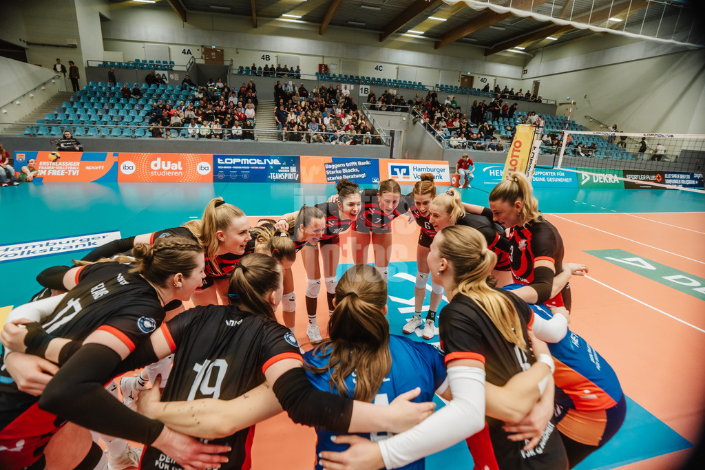 Volleyball | Frauen | Saison 2025/2026 | Volleyball Bundesliga | ETV Hamburger Volksbank Volleys vs. VfB Suhl LOTTO Thüringen | 07.03.2026 | ETV im Kreis vor dem Spiel