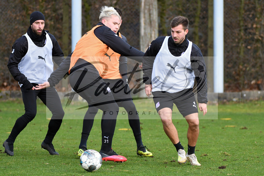 20200225_TRAOSN_0026 | Fussball, Herren: Niklas Schmidt (VfL Osnabrueck) und Kevin Wolze (VfL Osnabrueck) im Zweikampf waehrend der Trainingseinheit des VfL Osnabrueck im Sportpark Illoshoehe am 25.02.2020 in Osnabrueck, Deutschland. - Realisiert mit Pictrs.com