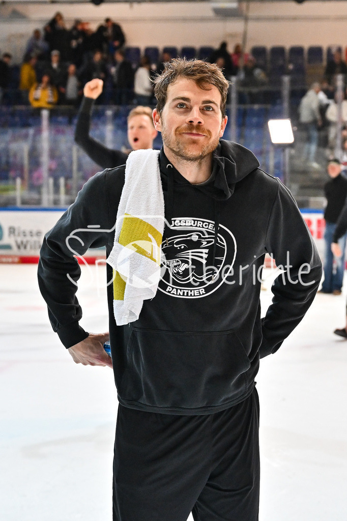 Iserlohn Roosters - Augsburger Panther | Die Spieler der Panther feiern zusammen mit den Fans den Klassenerhalt in Iserlohn / Freude / Happy / Abstieg / Absteiger / DEL: Iserlohn Roosters - Augsburger Panther, Eissporthalle Iserlohn am 07.03.2025 / Chris COLLINS (Augsburger Panther #10)