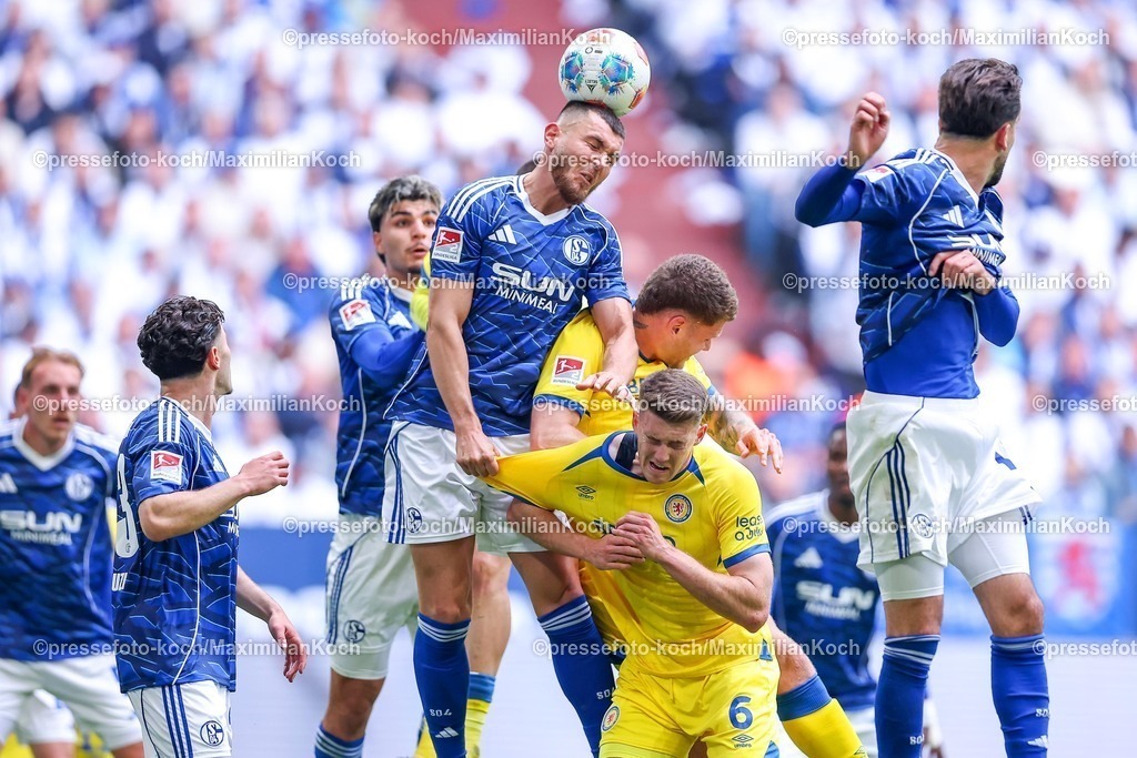 S0417052601014 | 17.05.2026, Fußball, FC Schalke 04 - Eintracht Braunschweig, 34. Spieltag, 2. Fußball Bundesliga, Veltins-Arena Gelsenkirchen, Saison 2025 2026: Kopfballduell Hasan Kurucay&nbsp;(Schalke04 #04) im Zweikampf gegen  Florian Flick&nbsp;(Braunschweig #06) DFB regulations prohibit any use of photographs as image sequences and or quasi-video.