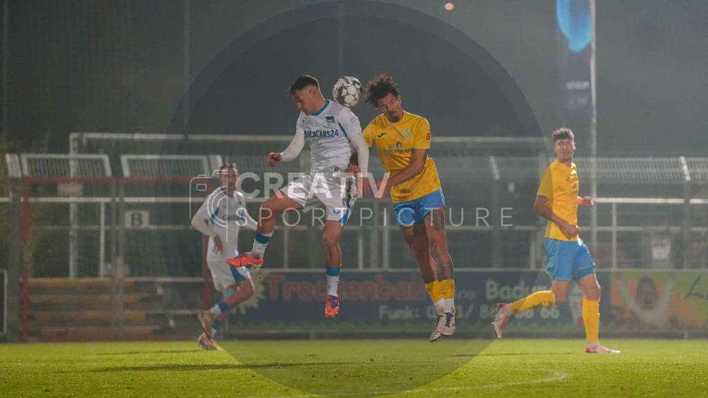 Fußball, Herren, Saison 2025/2026, Regionalliga Nordost, 15. Spieltag, FSV 63 Luckenwalde vs. Hertha BSC II, Freitag 07.11.2025, Werner-Seelenbinder-Stadion Luckenwalde, | Fußball, Herren, Saison 2025/2026, Regionalliga Nordost, 15. Spieltag, FSV 63 Luckenwalde vs. Hertha BSC II, Freitag 07.11.2025, Werner-Seelenbinder-Stadion Luckenwalde, Im Bild: Shalva Ogbaidze (l. Hertha) und Andreas Pollasch (r. Luckenwalde) - Realisiert mit Pictrs.com