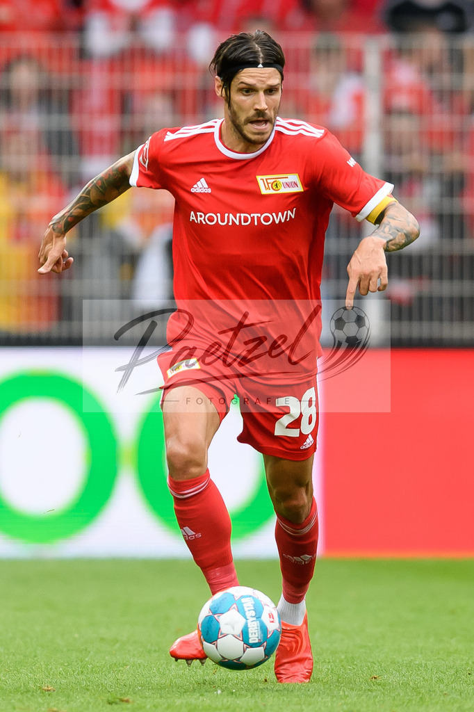 FCUBMG20210829_145 | Fussball, Herren: Christopher Trimmel (1.FC Union Berlin) in Aktion, am Ball, Einzelaktion beim Spiel der 1. Bundesliga zwischen 1. FC Union Berlin und Borussia Moenchengladbach im Stadion An der Alten Foersterei am 29.08.2021 in Berlin, Deutschland. - Realisiert mit Pictrs.com
