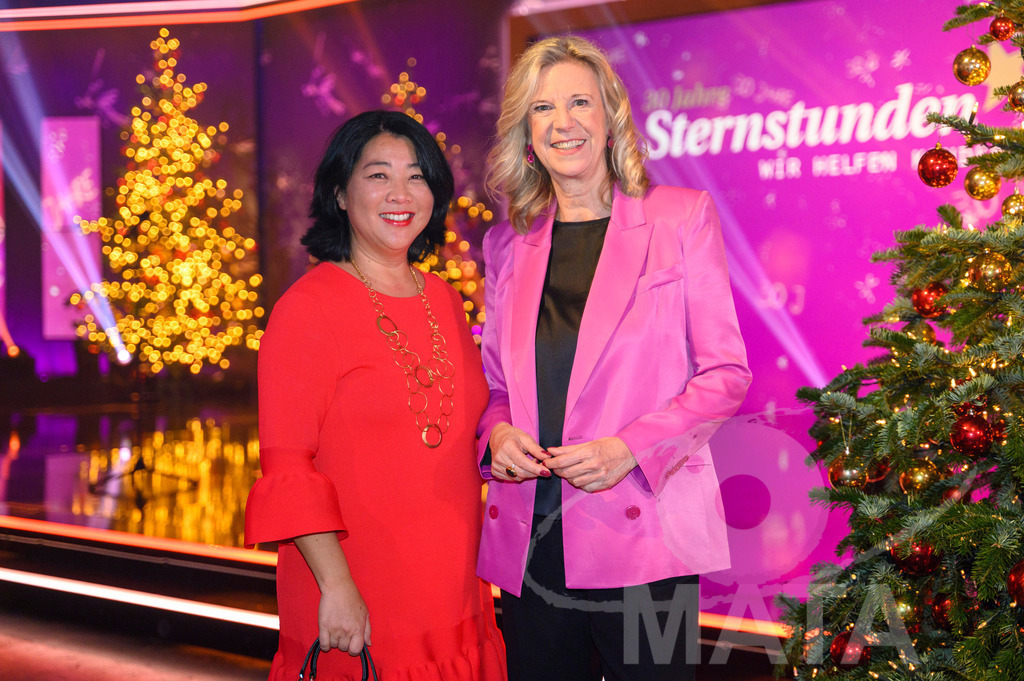 _DWA1346 | Yoko Higuchi-Zitzmann und Frau Dr. Katja Wildermuth bei '30 Jahre Sternstunden-Gala 2023' in der Frankenhalle. Nürnberg, 15.12.2023 - Realisiert mit Pictrs.com