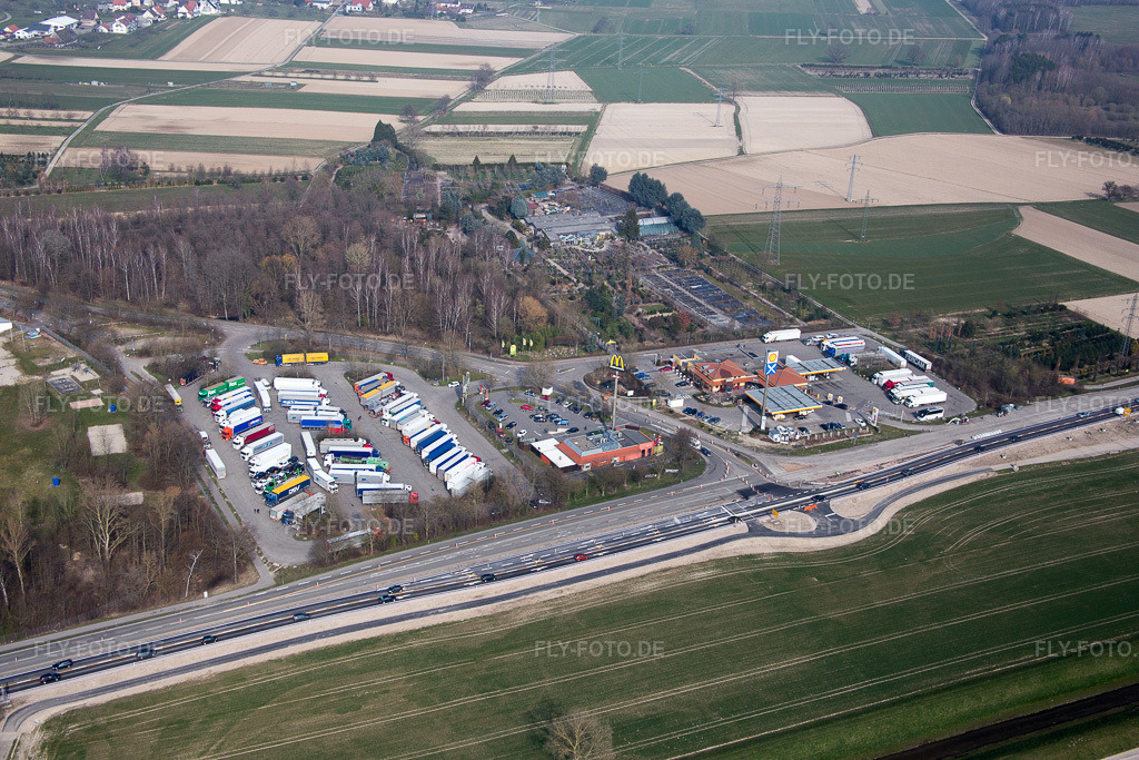 Luftbild: Autohof am Achernsee im Ortsteil Fautenbach in Achern im Bundesland Baden-Württemberg in Deutschland. Foto: IMG_086590.jpg vom 19.03.2016 durch Werner Riehm/FLY-FOTO.de