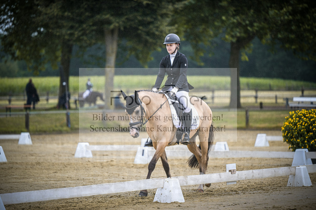 DOS_2922 | Entdecke hochwertige Reitturnierfotos von Foto Oger. Professionell, emotional und authentisch – jetzt Lieblingsmomente im Shop bestellen.Deutschlandweite Turnierfotografie. - Realisiert mit Pictrs.com