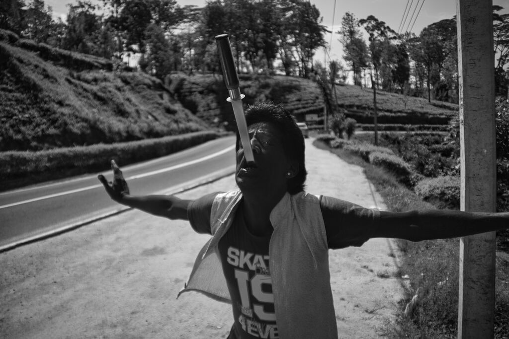 Schwertschlucker | Der Online-Shop für hochwertige Kunstdrucke und Fotogeschenke. Jetzt neu: Foto-Zines - Fotohefte zu spannenden Themen - Realisiert mit Pictrs.com