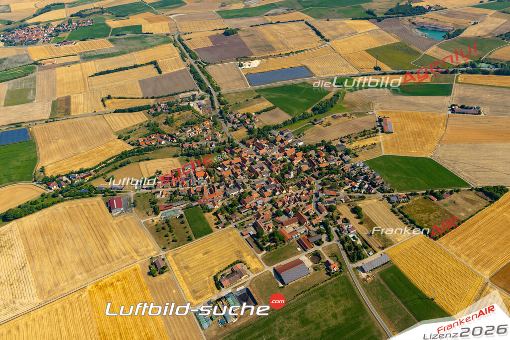 Das Luftbild zeigt : Hellmitzheim Iphofen - Die Luftaufnahme wurde 2023 vom UL-Flugzeug aus erstellt ( keine Drohne ) - Hochauflösende Luftaufnahme - Für grossformatige Ausdrucke geeignet. Die Geschenkidee !Mit Lizenz und Bildrechte bestellbar
