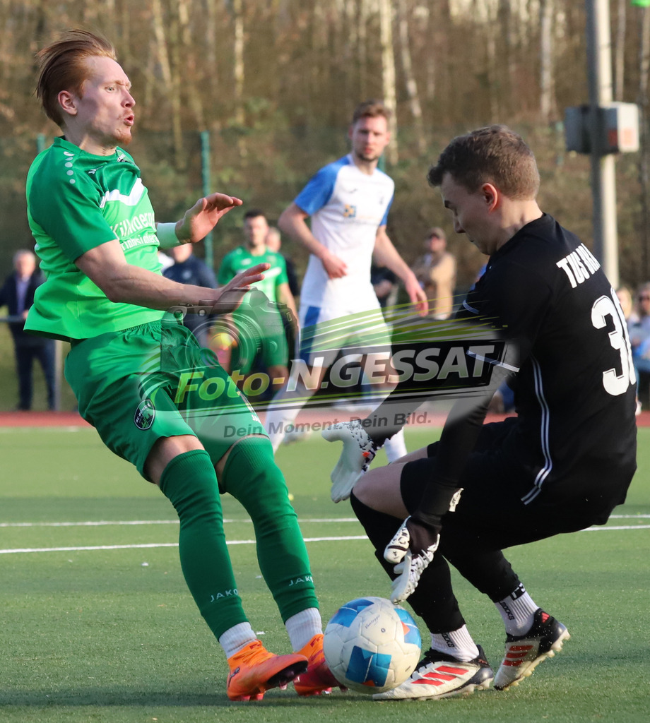 SC Bünde - TuS Brake | Auf dem Bild zu sehen: grün SC Bünde: Nick Braun ; schwarz TuS Brake: Jan StellbrinkSC Bünde, TuS Brake, Saison 25/26, Bezirksliga, Deutschland - Realisiert mit Pictrs.com