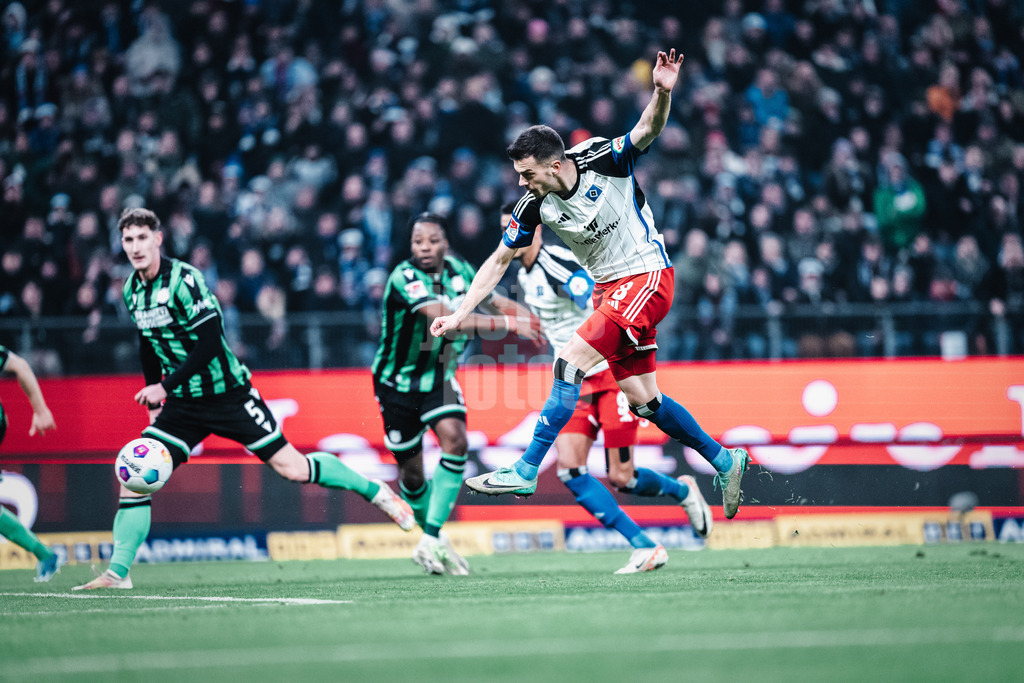 Fußball | Männer | Saison 2023/2024 | 2. Fußball-Bundesliga | 21. Spieltag | Hamburger SV vs. Hannover 96 | 09.02.2024 | Laszlo Benes (#8, HSV) schießt auf das Tor und trifft