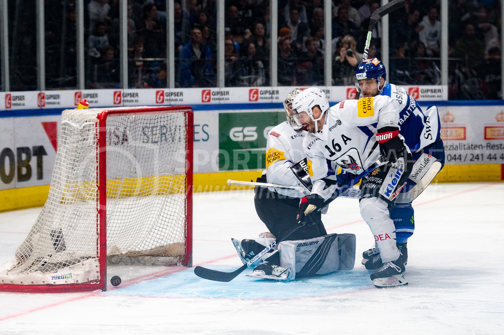 Swiss National League: Semifinals Game 4: ZSC Lions - Fribourg-Gotteron | 14.04.2022, Zürich, Hallenstadion, Swiss National League: Semifinals Game 4: ZSC Lions - Fribourg-Gotteron, #14 Chris Baltisberger (ZSC) schiebt den Puck zum 1:0 über die Torlinie, #20 Torhüter Reto Berra (Fribourg) und #16 Raphael Diaz (Fribourg) kommen zu spät. - Realisiert mit Pictrs.com