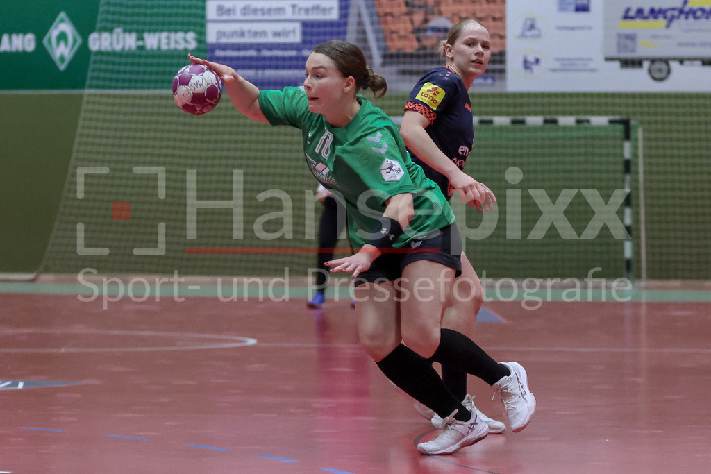 Handball, 2. Bundesliga Frauen, SV Werder Bremen - 1. FSV Mainz 05 | v.li.: Madita Probst (SV Werder Bremen, 10) am Ball, Spielszene, Aktion, Action