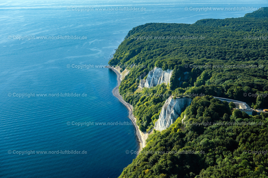 Kreidefelsen_Königsstuhl_Rügen_Els_7010100822 | STUBBENKAMMER 10.08.2022 Bewaldete Kreidefelsen - und Steilküsten- Landschaft im Nationalpark Jasmund an der Steilküste an der Ostsee in Stubbenkammer auf der Insel Rügen im Bundesland Mecklenburg-Vorpommern, Deutschland. // Wooded chalk cliffs and cliff landscape in the Jasmund National Park on the cliffs on the Baltic Sea in Stubbenkammer on the island of Ruegen in the state Mecklenburg-West Pomerania, Germany. Foto: Martin Elsen