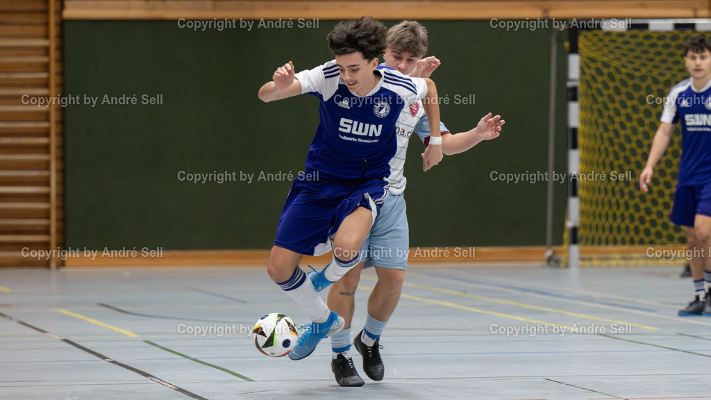 20250118_6954 | 21. A-Jugend-Turnier des VfR Neumünster um den KulturLokschuppen-Pokal 2025, VF 3 - VfR Neumünster lila (lila) vs. SC Weiche Flensburg (weiss), Pablo Rohwer (VfR lila #13) / Kean Wojnarowski (Flensburg #11) - Realisiert mit Pictrs.com