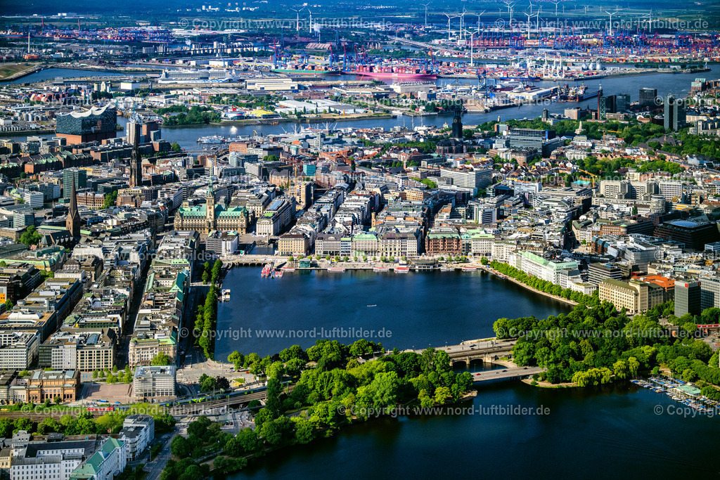 Hamburg_Binnenalster_ELS_2483240525 | HAMBURG 24.05.2025 Stadtansicht Stadtzentrum am Rathaus im Sonnenuntergang / Alsterhaus am Jungfernstieg am Ufer der Binnenalster in Hamburg. // City view of the city center at the town hall in the sunset / Alsterhaus on Jungfernstieg on the banks of the Inner Alster in Hamburg. Foto: Martin Elsen