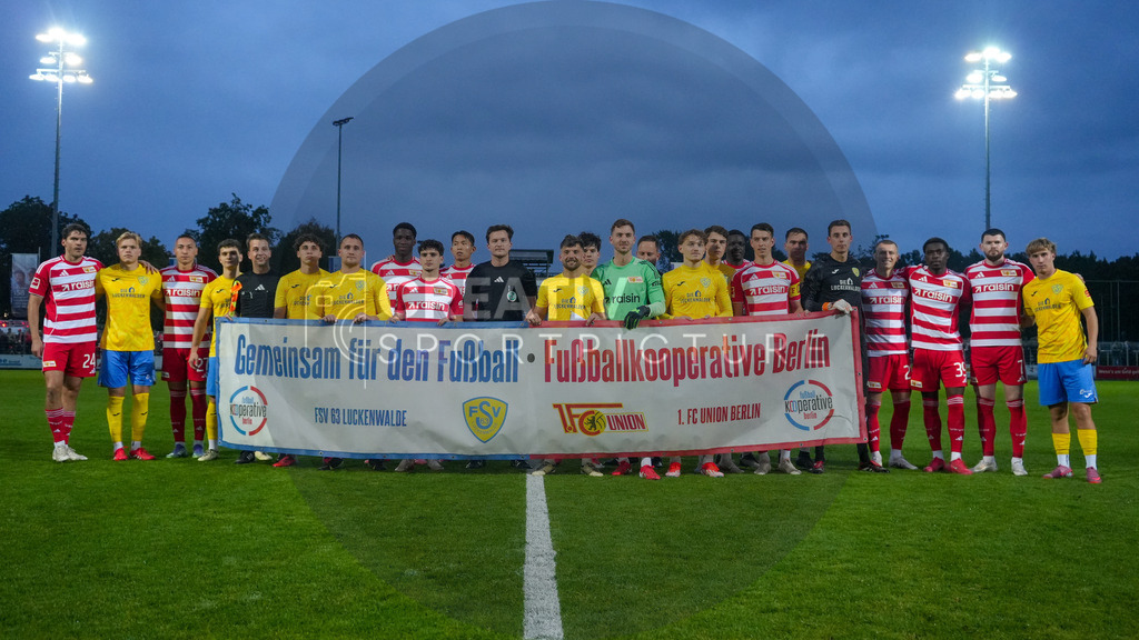 Fußball, Herren, Saison 2025/2026, Testspiel, Freundschaftsspiel, FSV 63 Luckenwalde vs. 1.FC Union Berlin, Mittwoch 08.10.2025, Werner-Seelenbinder-Stadion Luckenwalde, | Fußball, Herren, Saison 2025/2026, Testspiel, Freundschaftsspiel, FSV 63 Luckenwalde vs. 1.FC Union Berlin, Mittwoch 08.10.2025, Werner-Seelenbinder-Stadion Luckenwalde, Im Bild: Beide Mannschaften halten vor Spielbeginn einen Banner über die Kooperation beider Vereine. - Realisiert mit Pictrs.com