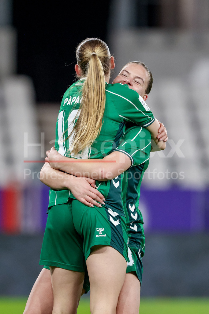 Fussball, Google Pixel Frauen-Bundesliga, SGS Essen - SV Werder Bremen | v.li.: Torschützin Emöke Papai (SV Werder Bremen, 16) und Juliane Wirtz (SV Werder Bremen, 28) mit Torjubel, Jubel, jubeln, jubelt, optimistisch, Spielszene, Highlight, Freude über das Tor zum 0:3, DIE DFB-RICHTLINIEN UNTERSAGEN JEGLICHE NUTZUNG VON FOTOS ALS SEQUENZBILDER UND/ODER VIDEOÄHNLICHE FOTOSTRECKEN. DFB REGULATIONS PROHIBIT ANY USE OF PHOTOGRAPHS AS IMAGE SEQUENCES AND/OR QUASI-VIDEO.