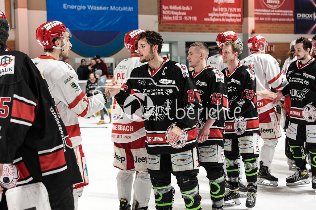 EHC Königsbrunn - TEV Miesbach | Grenzenloer Jubel beim EHC Koenigsbrunn nach dem Gewinn der Bayerliga Meisterschaft im Spiel 3 der Playoffserie gegen den TEV Miesbach / Jubel / Freude / Siegerfoto / Fairplay nach der Partie