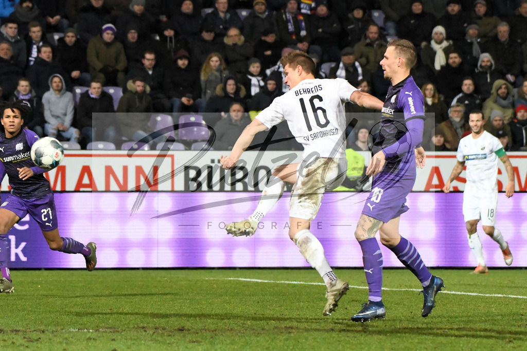 20200129_OSNSVS_0054JPG | Fußball, Herren: Kevin Behrens (SV Sandhausen) und Maurice Trapp (VfL Osnabrück) im Zweikampf beim Spiel der 2. Bundesliga zwischen VfL Osnabrück vs. SV Sandhausen am 29.01.2020 im Stadion an der Bremer Brücke in Osnabrück, Deutschland.(Foto von Nico Paetzel) - Realisiert mit Pictrs.com