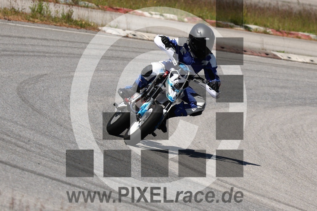 0076-20240509_02816 | Schöne Erinnerungen an spannende Momente - das festzuhalten ist unser Job. PIXELrace.de ist seit 2003 auf den Rennstrecken Europas unterwegs um die Action draußen beim Fahren und die wunderbare Stimmung imm Fahrerlager für euch einzufangen.