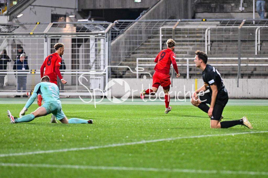 FC Bayern Amateure - SpVgg Hankofen-Hailing | Jubel nach dem Treffer zum 1-0 durch Samuel UNSOELD (FC Bayern München II #9) / Tor / Torschuetze / Freude / Happy / Regionalliga Bayern: FC Bayern Muenchen II - SpVgg Hankofen-Hailing, Gruenwalder Stadion am 28.03.2025