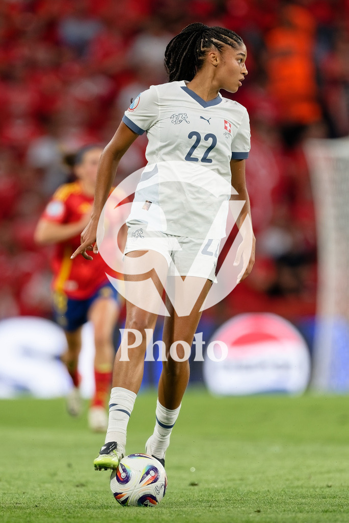 Spain v Switzerland - UEFA Women's EURO 2025 Quarter-Final | BERN, SWITZERLAND - JULY 18: Sydney Schertenleib of Switzerland controls the ball  during the UEFA Women's EURO 2025 Quarter-Final match between Spain v Switzerland at Stadion Wankdorf on July 18, 2025 in Bern, Switzerland. (Photo by Giuseppe Velletri/Sports Press Photo/Getty Images)