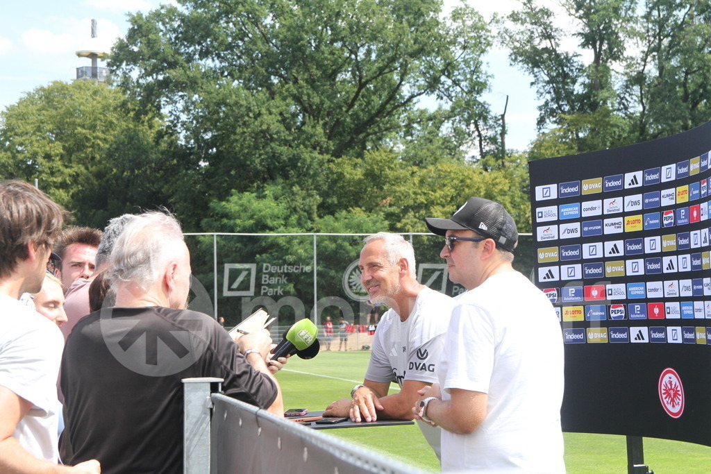 Adi Hütter * Trainer Eintracht Frankfurt | Eintracht Frankfurt * Trainer Adi Hütter * Trainigsstart * stellt sich den Frgen der Journalisten - Realisiert mit Pictrs.com