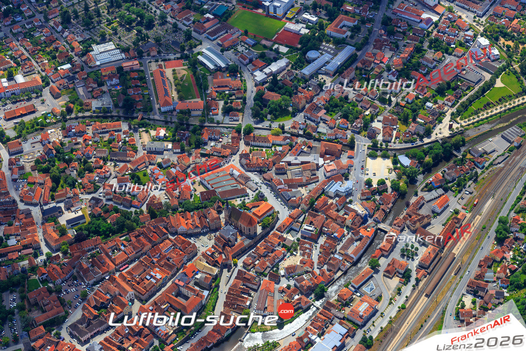 Die Luftaufnahme der Stadt Kronach wurde vom UL-Flugzeug heraus erstellt ( keine Drohne )- hohe Auflösung für beste Qualität