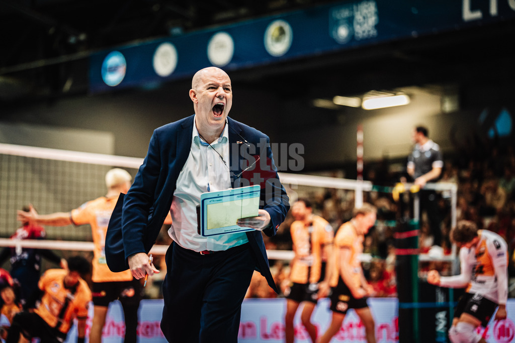 Volleyball | Herren | Saison 2025/2026 | Volleyball Ligacup | Finale | SVG Lüneburg vs. Berlin Recycling Volleys | 12.10.2024 | Trainer Joel Banks (BERLIN RECYCLING Volleys) jubelt