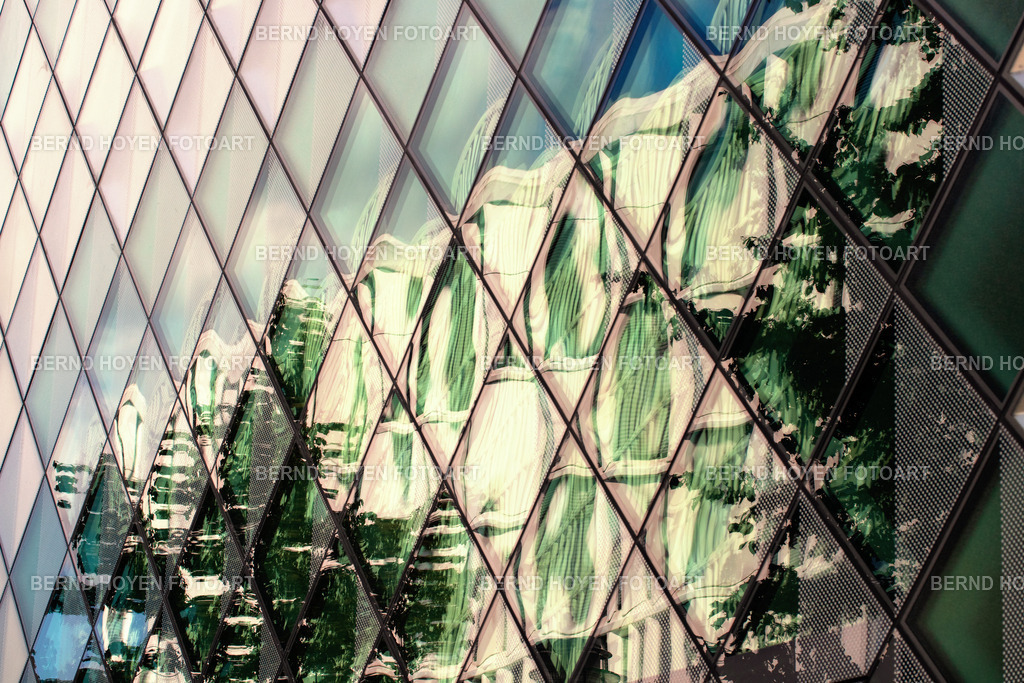 little future | Das Futurium Berlin ist Museum, Ausstellungsort und Haus der Zukünfte. Es steht im Berliner Regierungsviertel, großflächige Glasfassaden bestimmen das Erscheinungsbild. Leichte digitale Bearbeitung verstärkte den abstrakten Eindruck der Spiegelung in der Fensterfront. | The Futurium Berlin is a museum, exhibition centre and house of the future. It is located in Berlin's government district and its appearance is characterised by large glass facades. Light digital processing intensified the abstract impression of the reflection in the window front.  - Realisiert mit Pictrs.com