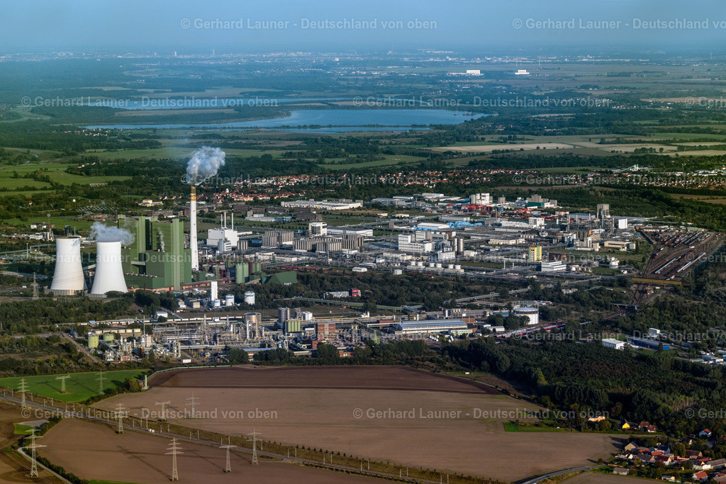 4062551 | SCHKOPAU 08.09.2021 Technische Anlagen im Industriegebiet mit Raffinerie- Anlagen und die Abgas- Türme des Heizkraftwerkes im Ortsteil Hohenweiden in Schkopau im Bundesland Sachsen-Anhalt, Deutschland. Weiterführende Informationen bei: Dow Deutschland Anlagengesellschaft mbH,  E.ON Energie Deutschland GmbH,  E.ON SE,  HOYER GmbH,  Mitteldeutsche Eisenbahn GmbH,  Ravapor GmbH,  Uniper SE. // Technical facilities in the industrial area with refinery systems and the exhaust towers of the thermal power station in the district Hohenweiden in Schkopau in the state Saxony-Anhalt, Germany. Further information at: Dow Deutschland Anlagengesellschaft mbH,  E.ON Energie Deutschland GmbH,  E.ON SE,  HOYER GmbH,  Mitteldeutsche Eisenbahn GmbH,  Ravapor GmbH,  Uniper SE. Foto: Gerhard Launer
