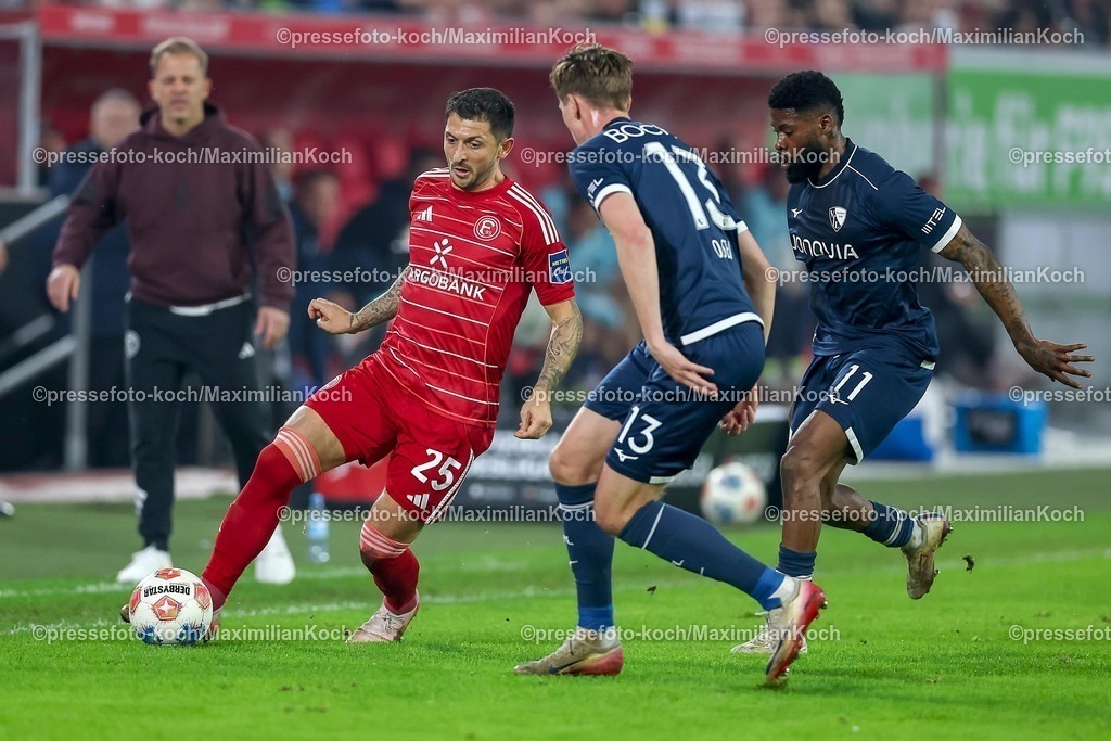 F9527022601140 | 27.02.2026, Fußball, Fortuna Düsseldorf - VfL Bochum, 2. Fußball Bundesliga, Merkur Spiel-Arena, Saison 2025 2026: Matthias Zimmermann&nbsp;(Fortuna Düsseldorf #25) im Zweikampf gegen Oliver Olsen (VfL Bochum #13) Moritz-Broni Kwarteng&nbsp;(VfL Bochum #11)   DFB regulations prohibit any use of photographs as image sequences and or quasi-video.
