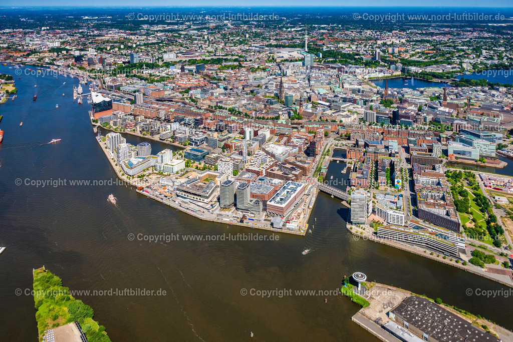 Hamburg_Chicargokai_Magdeburger_Hafen_Hafencity_ELS_0545200625 | HAMBURG 20.06.2025 Gebäudekomplexedes am Überseequartier am Chicagokai - Osakaallee im Bereich des ehemaligen Grasbrooks im Ortsteil Hafencity in Hamburg, Deutschland. Weiterführende Informationen bei: CHRISTIAN DE PORTZAMPARC,  Depenbrock Bau GmbH & Co. KG,  F + Z Baugesellschaft, Zweigniederlassung der Hecker Bau GmbH & Co. KG,  Stump-Franki Spezialtiefbau GmbH,  Unibail-Rodamco Germany GmbH,  Unibail-Rodamco ÜSQ Süd Quartiersmanagement GmbH. // Building complex at the Ueberseequartier on Chicagokai - Osakaallee in the area of the former Grasbrook in the Hafencity district of Hamburg, Germany. Further information at: CHRISTIAN DE PORTZAMPARC,  Depenbrock Bau GmbH & Co. KG,  F + Z Baugesellschaft, Zweigniederlassung der Hecker Bau GmbH & Co. KG,  Stump-Franki Spezialtiefbau GmbH,  Unibail-Rodamco Germany GmbH,  Unibail-Rodamco UeSQ Sued Quartiersmanagement GmbH. Foto: Martin Elsen