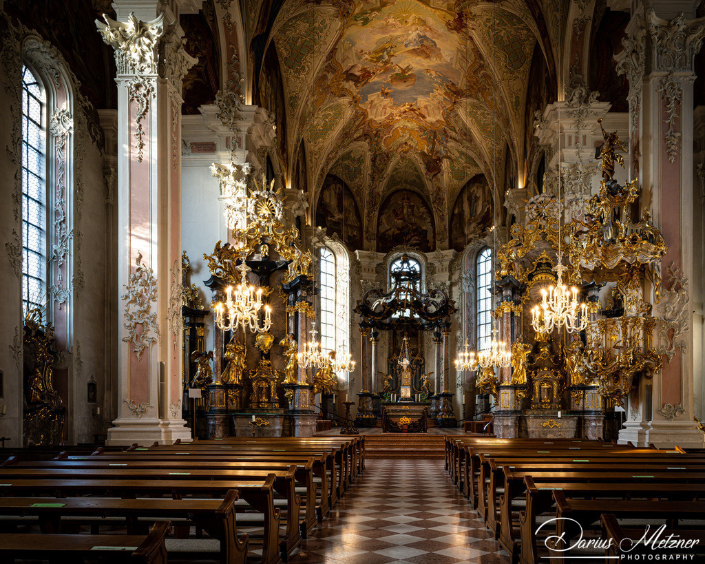 St. Peter in Mainz | Die St. Peter Kirche in Mainz am Rhein. Aufgebaut, abgerissen, versetzt. Die Historie der Pfarrkirche St. Peter mit den Zwiebelturmzwillingen ist bewegt. Sie ist eine der ältesten Kirchen von Mainz und wurde 1989 nach mehr als zehnjähriger Restaurierung für die Gemeinde wieder eröffnet.