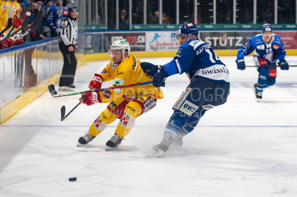 Playoffs: ZSC Lions - EHC Biel-Bienne | 04.04.2022, Zurich, Hallenstadion, Playoffs: ZSC Lions - EHC Biel-Bienne, #7 Ramon Tanner (Biel) tankt sich gegen #14 Chris Baltisberger (ZSC) durch. - Realisiert mit Pictrs.com