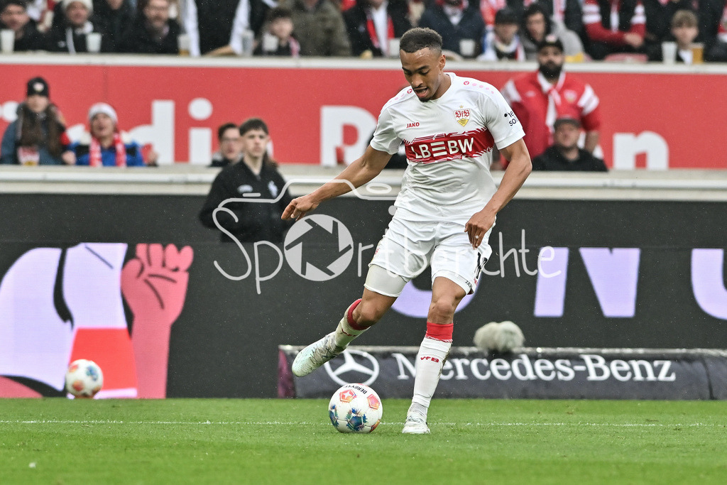 VfB Stuttgart - Hamburger SV | STUTTGART, GERMANY - 12. APRIL: with ball Jamie LEWELING (VfB Stuttgart 18) during the Bundesliga Match between VfB Stuttgart vs. Hamburger SV on Matchday 29 at MHP Arena / DFL REGULATIONS PROHIBIT ANY USE OF PHOTOGRAPHS AS IMAGE SEQUENCES AND/OR QUASI-VIDEO
