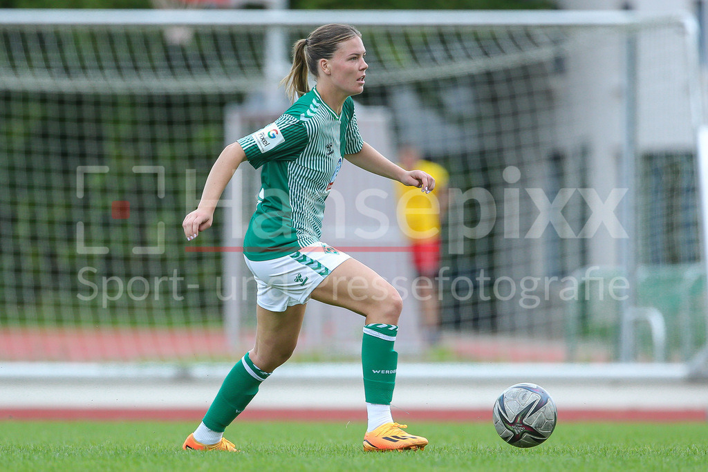Fussball, Testspiel Frauen, SV Henstedt-Ulzburg - SV Werder Bremen | v.li.: Juliane Wirtz (SV Werder Bremen, 28) Freisteller, Einzelbild, Ganzkörper, Aktion, Action, Spielszene