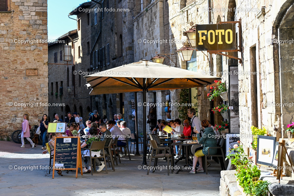 Italien_ Toskana_ San Gimignanao_ 26.05.2024-22 | 26.05.2024, Italien, ITA, Toskana, San Gimignano im Bild Stadtansichten Gebäude, Architektur, Touristen, Historisch, Ansichten der berühmten Stadt San Gimignano in der Toskana-Italien - View of the famous town San Gimignano in Tuscany-Italy


San Gimignano ist eine italienische Kleinstadt in der Toskana mit einem mittelalterlichen Stadtkern. San Gimignano wird auch die Stadt der Türme genannt. Die Stadt liegt in der Provinz Siena. Sie gehört neben Florenz, Siena und Pisa zu den von Touristen meist besuchten Zielen in der Toskana.