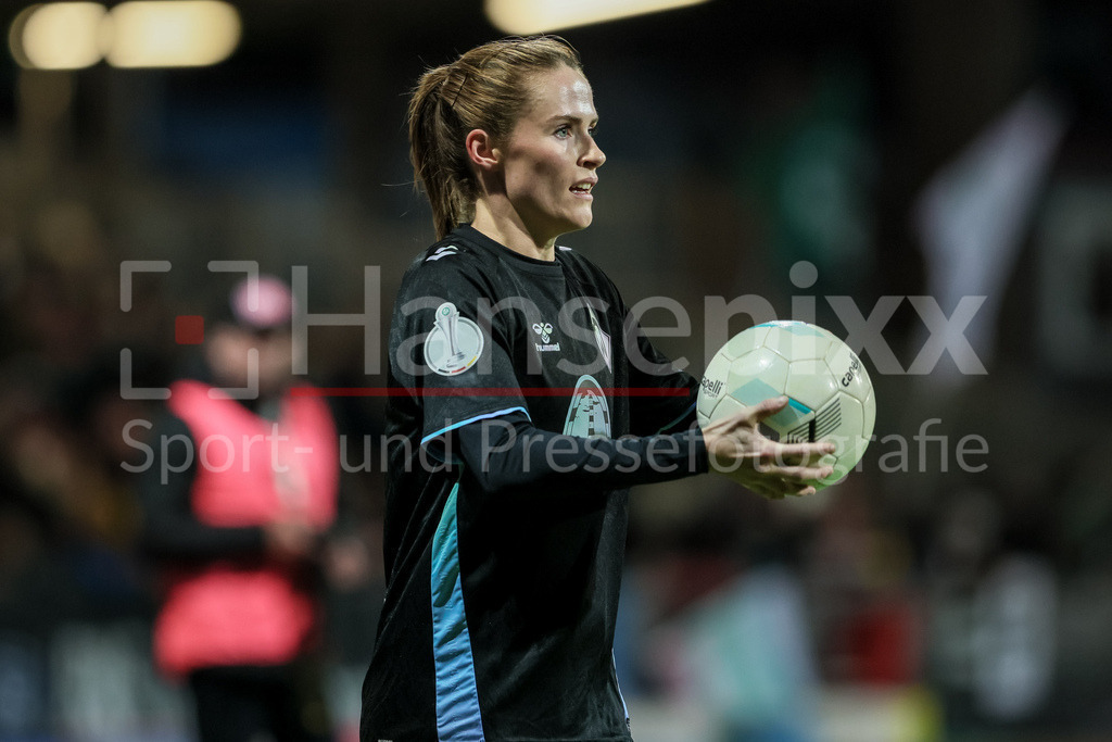 Fussball, DFB-Pokal Frauen, SC Fortuna Köln - SV Werder Bremen | v.li.: Reena Wichmann (SV Werder Bremen, 6) beim Einwurf, Aktion, Action, Spielszene, DIE DFB-RICHTLINIEN UNTERSAGEN JEGLICHE NUTZUNG VON FOTOS ALS SEQUENZBILDER UND/ODER VIDEOÄHNLICHE FOTOSTRECKEN. DFB REGULATIONS PROHIBIT ANY USE OF PHOTOGRAPHS AS IMAGE SEQUENCES AND/OR QUASI-VIDEO.