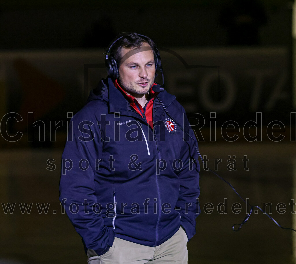2023-10-20_002_TSV_Erding_gegen_EHC_Klostersee | Erding, Deutschland, 20.10.2023:.Eishockey, Bayernliga Vorrunde 2023 / 2024, 2. Spieltag, TSV Erding gegen EHC Klostersee, Endergebnis: 7:2..Trainer Florian Engel (EHC Klostersee)..Foto: Christian Riedel / fotografie-riedel.net