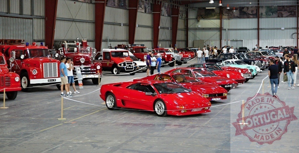 Visitors admiring classic cars and fire trucks at exhibition in hangar | People visiting a classic car and fire truck exhibition in a large hangar - Realisiert mit Pictrs.com