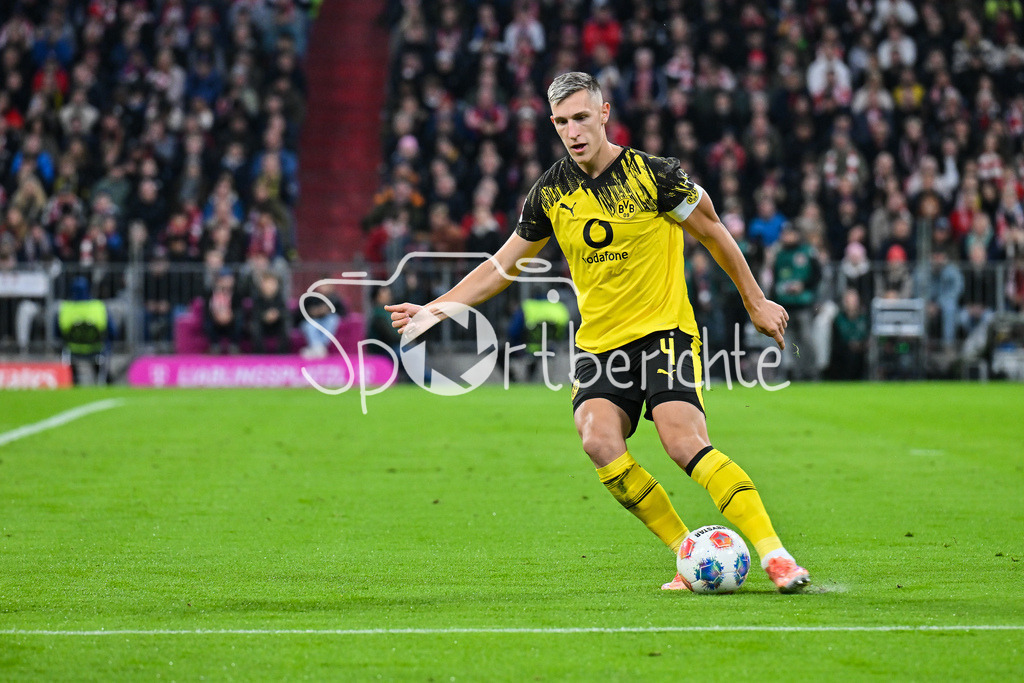 FC Bayern München - Borussia Dortmund | mUNICH, GERMANY - with ball Nico SCHLOTTERBECK (Borussia Dortmund 4) during the bundesliga match between FC Bayern Munich vs. Borussia Dortmund on matchday 7 at Allianz Arena on October 18, 2025 in Munich, Germany / DFL REGULATIONS PROHIBIT ANY USE OF PHOTOGRAPHS AS IMAGE SEQUENCES AND/OR QUASI-VIDEO