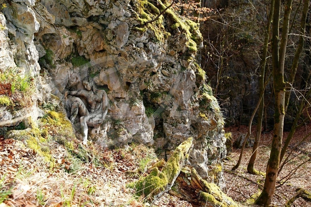 NatureArt-FELSWAND_8274 | Nachdenklich unter dem Felsen | #003 | Modell: Mandy | Foto: Tschiponnique Skupin - Realisiert mit Pictrs.com