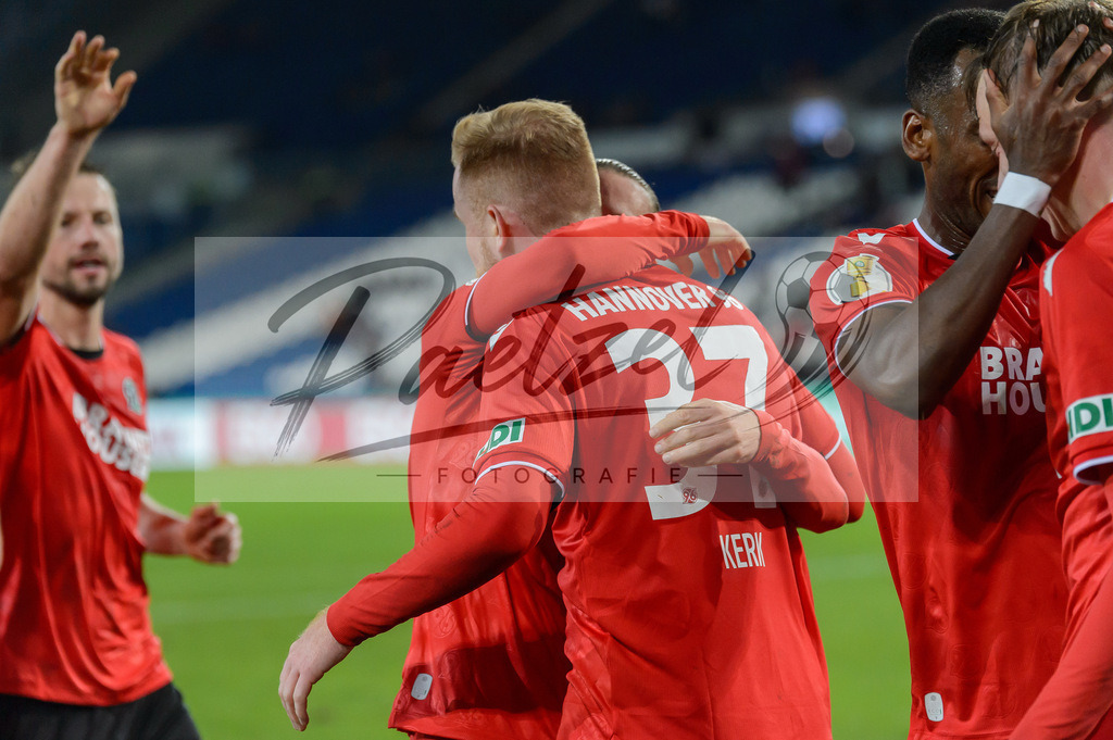 H96DUS20211027_012 | Fussball, Herren: Sebastian Kerk (Hannover 96) Torjubel, jubelt mit seiner Mannschaft nach dem Treffer zum 1:0 bei dem Spiel der 2. Runde im DFB-Pokal zwischen Hannover 96 und Fortuna Duesseldorf in der HDI-Arena am 27.10.2021 in Hannover, Deutschland.DFB / DFL REGULATIONS PROHIBIT ANY USE OF PHOTOGRAPHS AS IMAGE SEQUENCES AND/OR QUASI-VIDEO. - Realisiert mit Pictrs.com