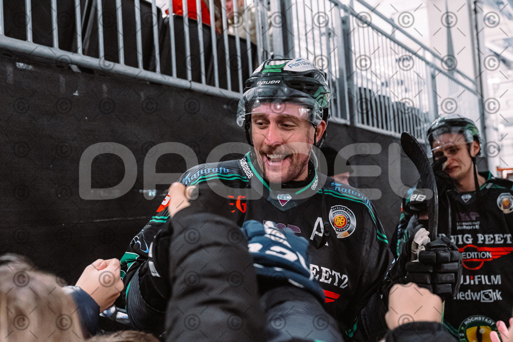 Alligators_vs_Deggendorf_30_11_2025-110 | Höchstadt Alligators Fotogalerie: Eishockey-Action aus Franken. Professionelle Spielfotos, Portraits & Stadionbilder zum Download. Jetzt entdecken! - Realized with Pictrs.com