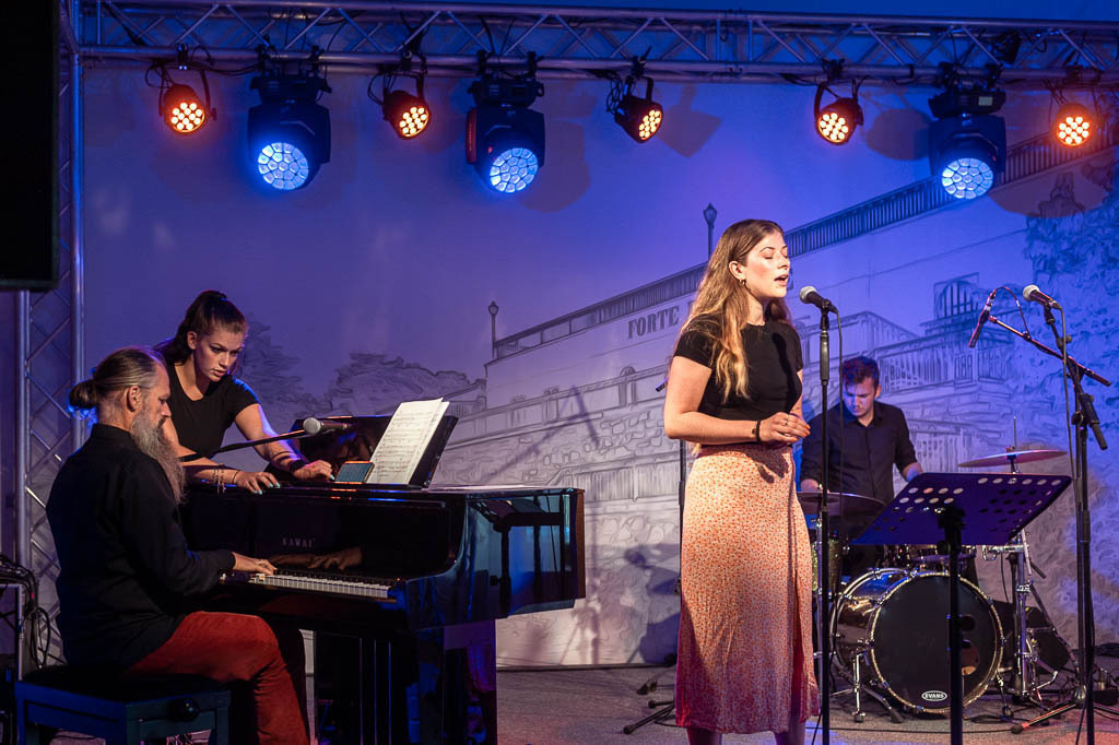 Karaoke mit Liveband | Karaoke mit Forster Family im Forte Belvedere Leisnig zum Festival Hallo Leisnig 2022. - Realisiert mit Pictrs.com