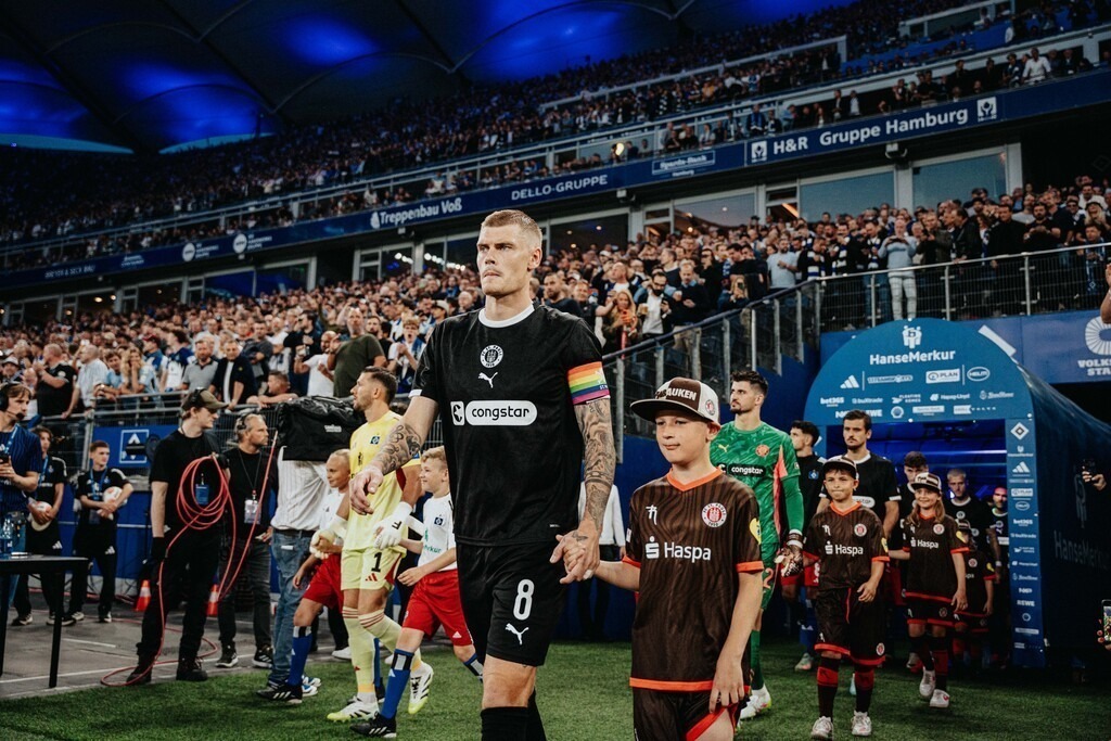 FCP09334 | Der offizielle Shop für FC St. Pauli Fotos. Wähle aus Spielszenen & Fanmomenten dein FCSP Wunschformat. Wir liefern Millerntor-Atmosphäre.