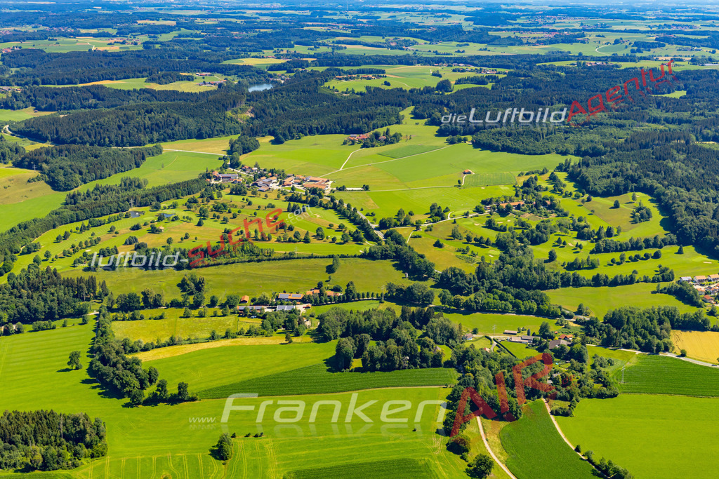 Aktuelles Luftbild von Golfplatz Feldkirchen-Westerham - Die Luftaufnahme wurde 2022 mittels UL-Flugzeug erstellt ( keine Drohne ) - hochauflösende Kamera-Systeme von  Canon -Beste Qualität - Für grossformatige Ausdrucke geeignet. Die Geschenkidee !