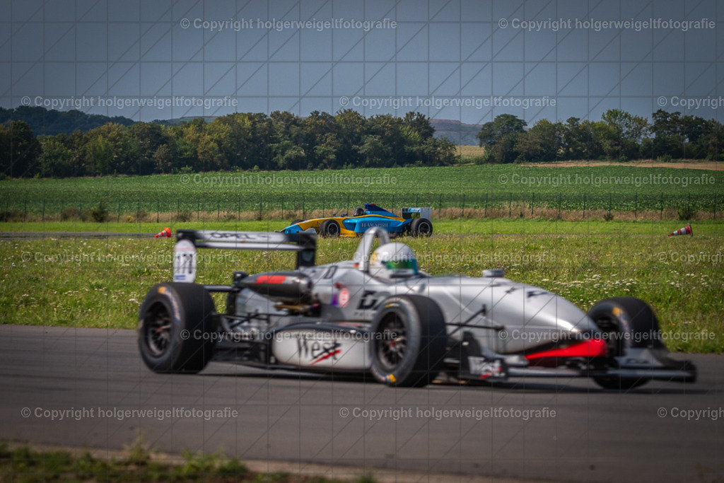 Dallara F 3 97 | Foto vom 3. Classic Motor Weekend 18. - 20. August 2023 auf dem Flugplatz in Obermehler - Realisiert mit Pictrs.com